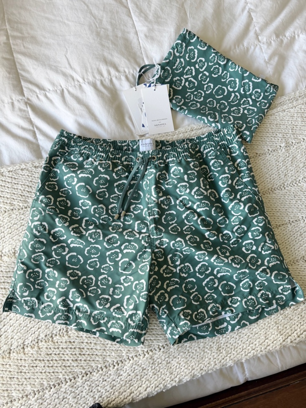 New with tags Sunspel drawstring men’s swim shorts size medium with bag